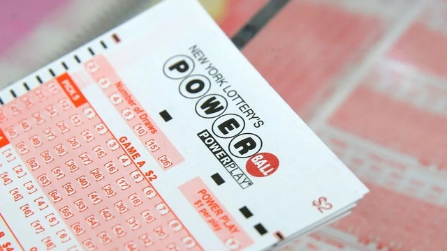 Tờ vé số Powerball tại một cửa hàng ở thành phố New York, Mỹ