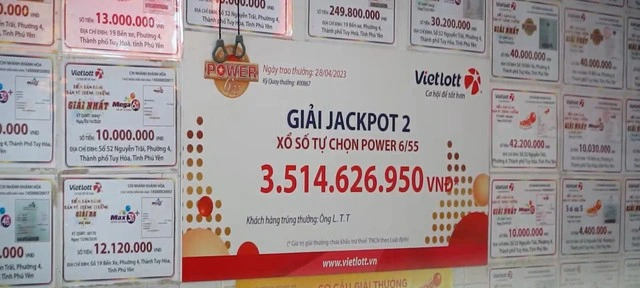 Bức tường treo những tấm vé số trúng thưởng được phát hành tại điểm bán hàng của anh Hưng