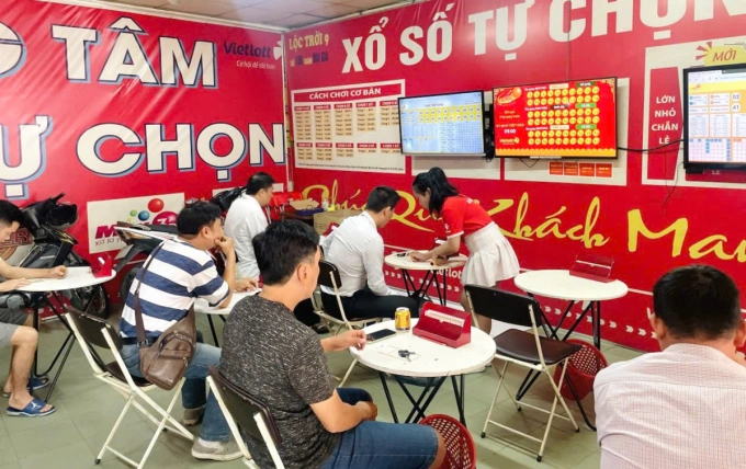 Đông đảo người chơi đang theo dõi kết quả Keno trực tiếp qua màn hình tivi tại các điểm bán.