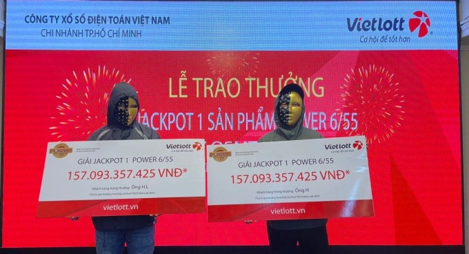 Anh H. và anh H.L. cùng nhận giải Jackpot 1 với tổng giá trị giải thưởng hơn 314 tỷ đồng. Ảnh: Vietlott