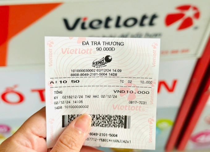 Chỉ cần quét mã sẽ biết vé số Keno trúng hay không, nếu trúng sẽ được trả thưởng ngay tại điểm bán hàng. Ảnh: Vietlott